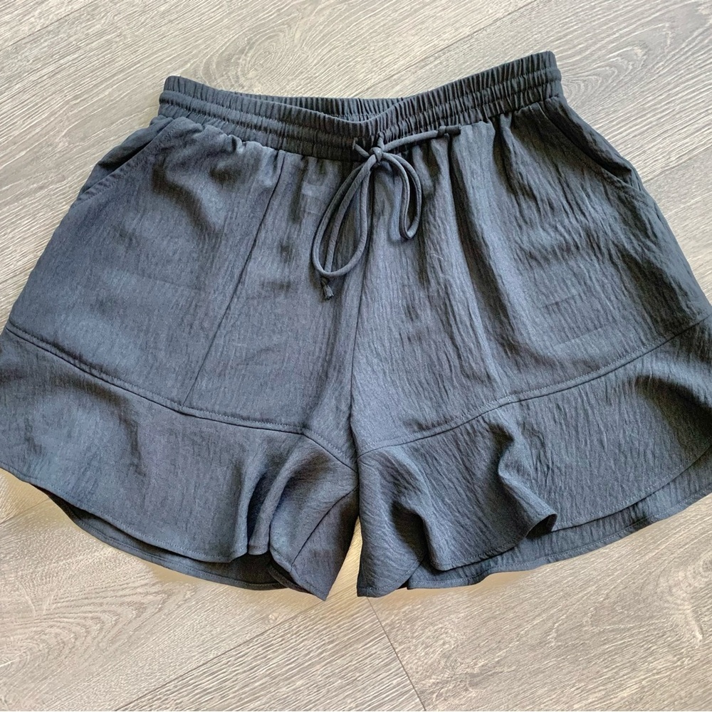 Women’s Ruffle Hem Shorts - Picture 4 of 6